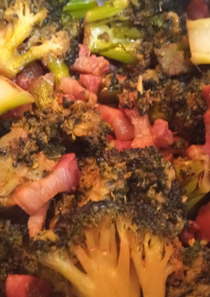 Una foto de Brócoli con Panceta, Salsa de Soja, Yakiniku y Mantequilla al Wok