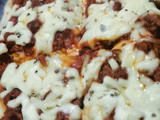 Pastel de papa con carne molida y queso mozzarella, en la sartén