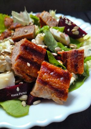 Zdjęcie przepisu Sałatka z serem gorgonzola grillowanym mięsem i burakiem.