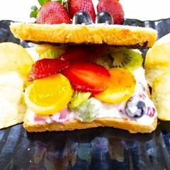 A picture of Fruity Creamy Choco Sandwich.