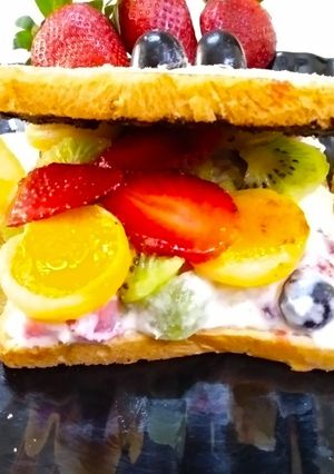 A picture of Fruity Creamy Choco Sandwich.