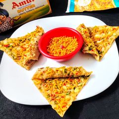 A picture of Yam and aloo bhujia paratha.