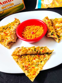 A picture of Yam and aloo bhujia paratha.