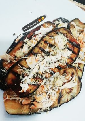 Una foto de Berenjenas asadas, con pollo y queso 🍆 🧀 🐔