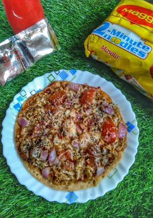 পিজা উইথ ক্রীমি ম্যাগি টপিং (pizza with creamy Maggi toping recipe in Bengali)) রেসিপির প্রধান ছবি
