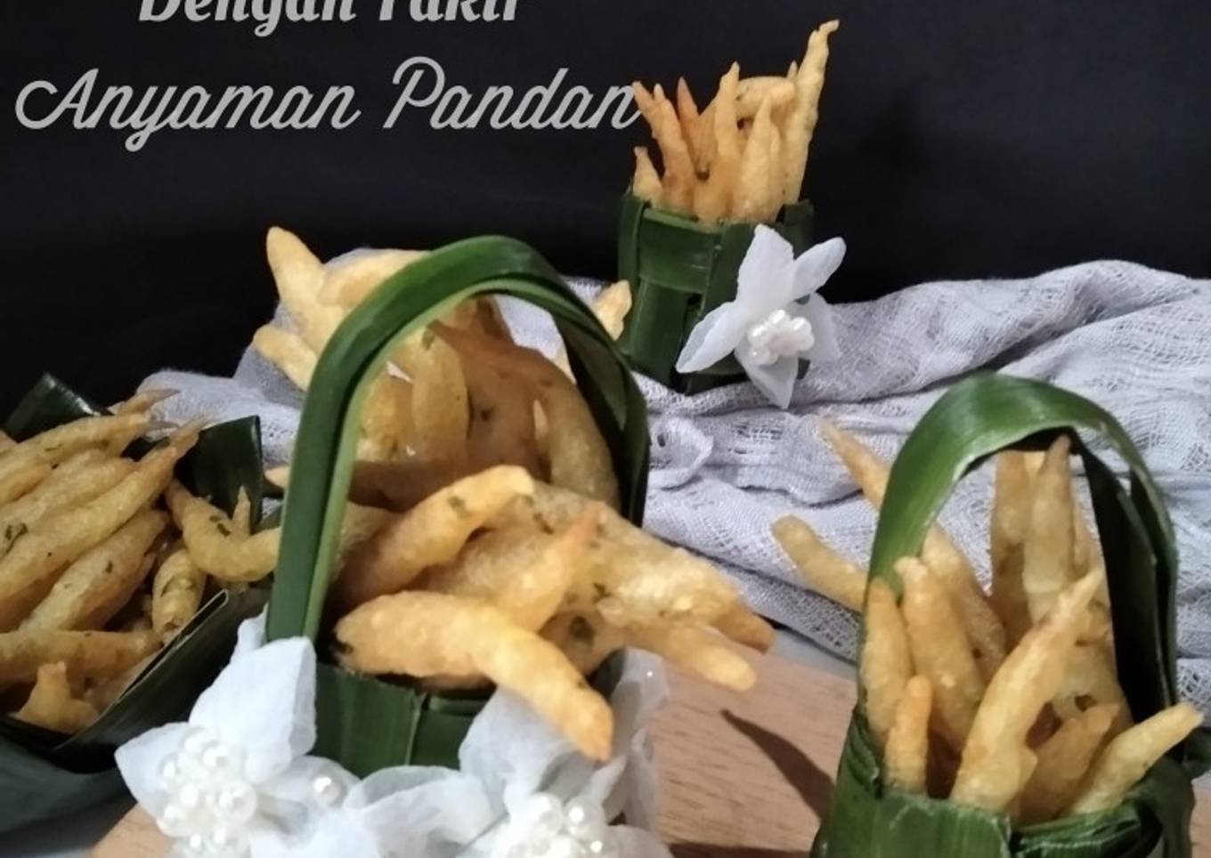 *Stik Kentang Keju Dengan Takir Anyaman Pandan*