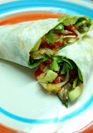 Una foto de Wrap de vegetales, palta y mango 🌯