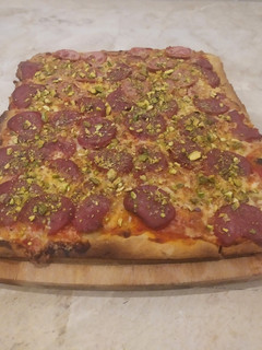 Una foto de Pizza casera con pistachos