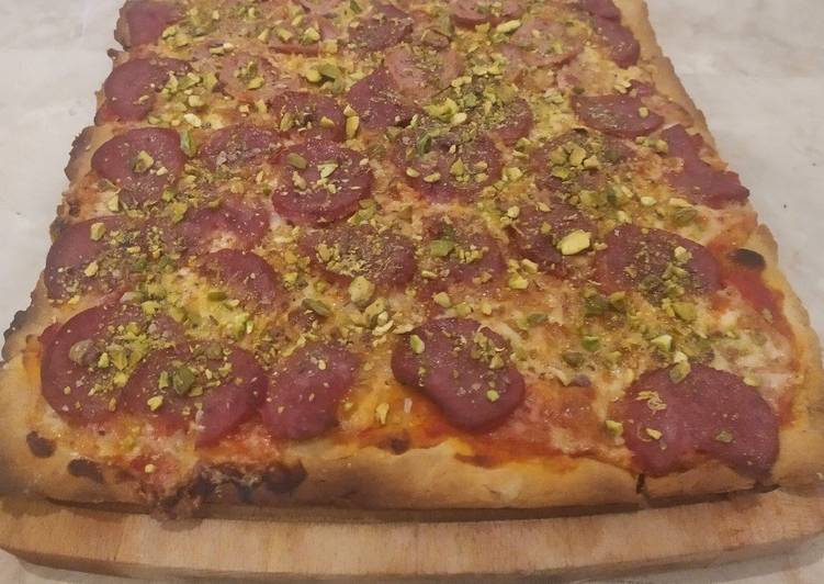 Pizza casera con pistachos
