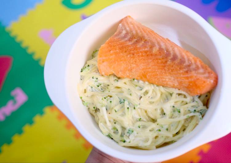 Resep: Mpasi 13m+ (menu anak) Broccoli creamy pasta with salmon pan fried yang Enak