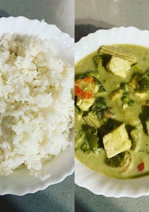 A picture of Green Thai curry with steamed rice.