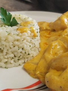 Una foto de Pollo al Curry con arroz
