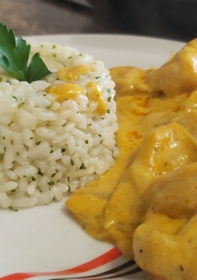 Una foto de Pollo al Curry con arroz