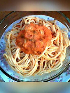 Una foto de Tallarines rojos con carne molida