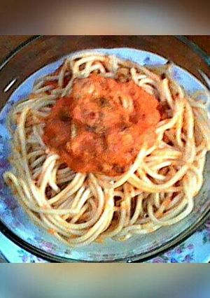 Una foto de Tallarines rojos con carne molida