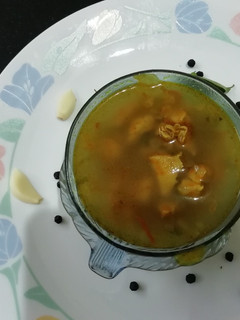செட்டிநாடு சிக்கன் சூப்(chettinadu chicken soup recipe in tamil) செய்முறை முக்கிய புகைப்படம்
