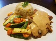 Una foto de pollo asado con crema