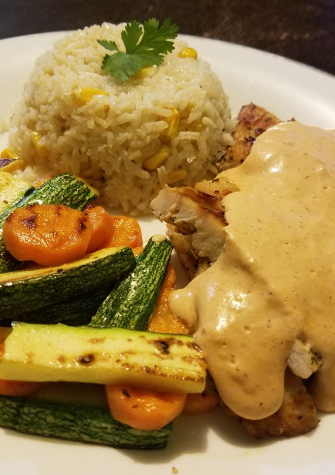 Una foto de Pechuga asada en crema de chipolte 🍗🌶