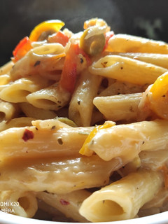 হোয়াইট সস চীজি পাস্তা রেসিপি (White Sauce Cheesy Pasta recipe in Bengali) রেসিপির প্রধান ছবি