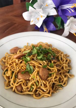 Foto resep Mi goreng sosis telur sederhana