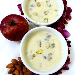 A picture of Apple &Dates Kher.