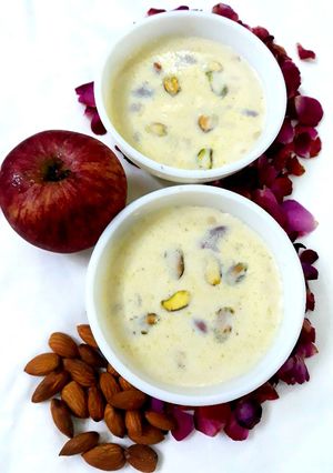 A picture of Apple &Dates Kher.