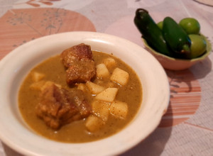 Una foto de Costilla de cerdo en salsa verde asada con papas