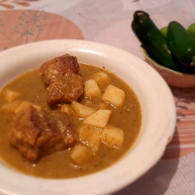 Costilla de cerdo en salsa verde asada con papas-image