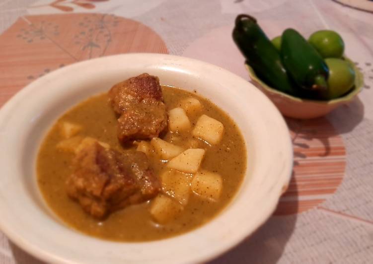 Costilla de cerdo en salsa verde asada con papas