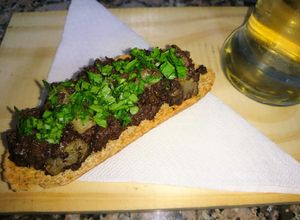 Una foto de Tostones de morcilla con manzana verde