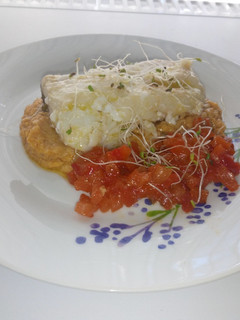 Una foto de Bacalao confitado, con base de crema garbanzos y pimentos dulces