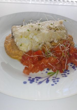 Una foto de Bacalao confitado, con base de crema garbanzos y pimentos dulces