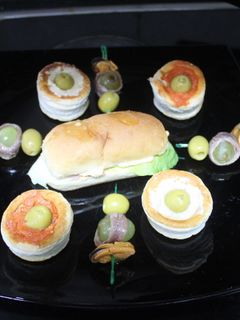 Una foto de Panecillos con volovanes y banderillas