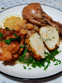 Une photo de Tajine de poulet et beignets de chou fleur en sauce blanche 🍋