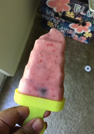 A picture of Strawberry popsicle.