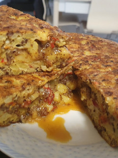 Una foto de Tortilla de patata con morcilla y pimiento rojo