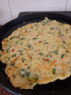 A picture of Green onion and moong dal chilla.