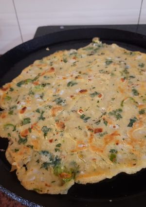 A picture of Green onion and moong dal chilla.