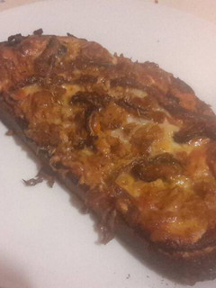 Una foto de Tostada de atún, mejillones y anchoas