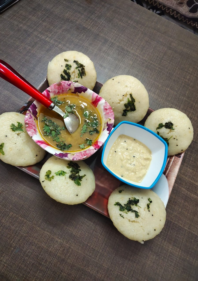 A picture of Idli sambhar.