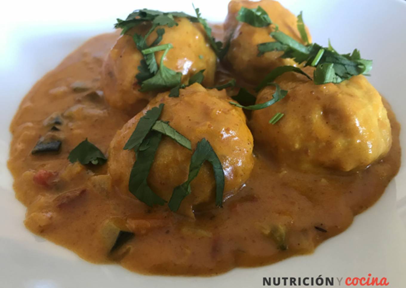 Albóndigas veganas con curry rojo