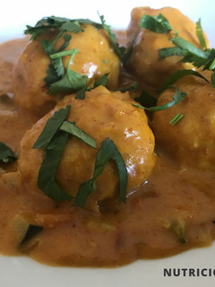 Una foto de Albóndigas veganas con curry rojo