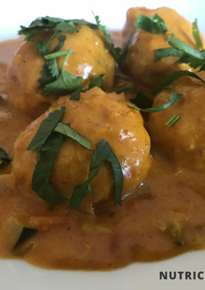 Una foto de Albóndigas veganas con curry rojo