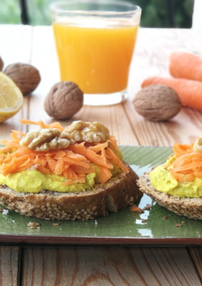 Una foto de Paté de garbanzos, guisantes y cúrcuma