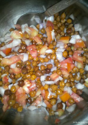 A picture of Chana salad.