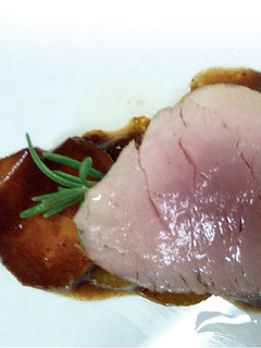 Una foto de Solomillo de cerdo blanco y tubérculos en sauté