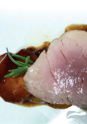 Una foto de Solomillo de cerdo blanco y tubérculos en sauté
