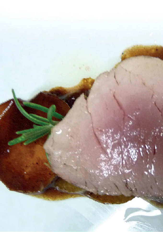 Una foto de Solomillo de cerdo blanco y tubérculos en sauté