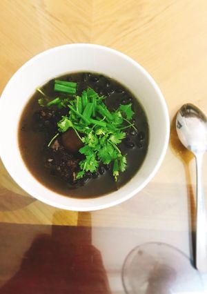 Hình của món Quà sáng của chồng: xương bê hầm đậu đen dễ làm như ăn kẹo.
