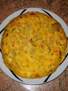 Una foto de Tortilla de patata con verduras (Tortilla paisana)